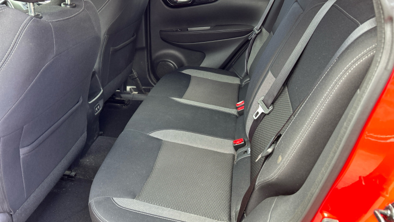 Nissan Qashqai 1.3 DiG-T N-Connecta 5dr Petrol Hatchback